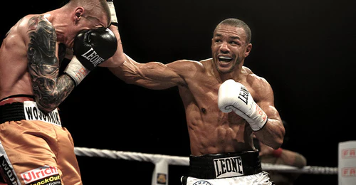 Leonard Bundu w rękawicach LEONE 1947